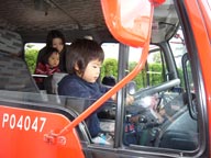 松沢児童館社会見学（運転してみよう！【後ろはユキちゃん】）